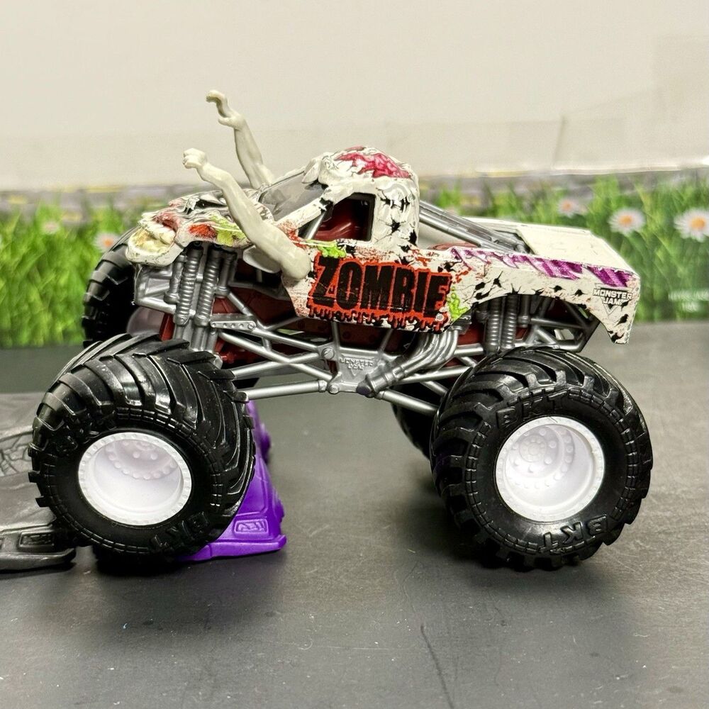 Monster Jam Skeleton Zombie World Finals Truck 1/64 Scale Pink Green CHIP